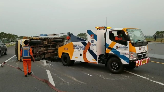 PECAH BAN, TRUK TERGULING 2,5 TON CAIRAN RESIN TUMPAH DI RUAS TOL NGAWI.mp4_snapshot_01.32_[2023.05.20_11.11.14]-KDxFRSzffD.jpg